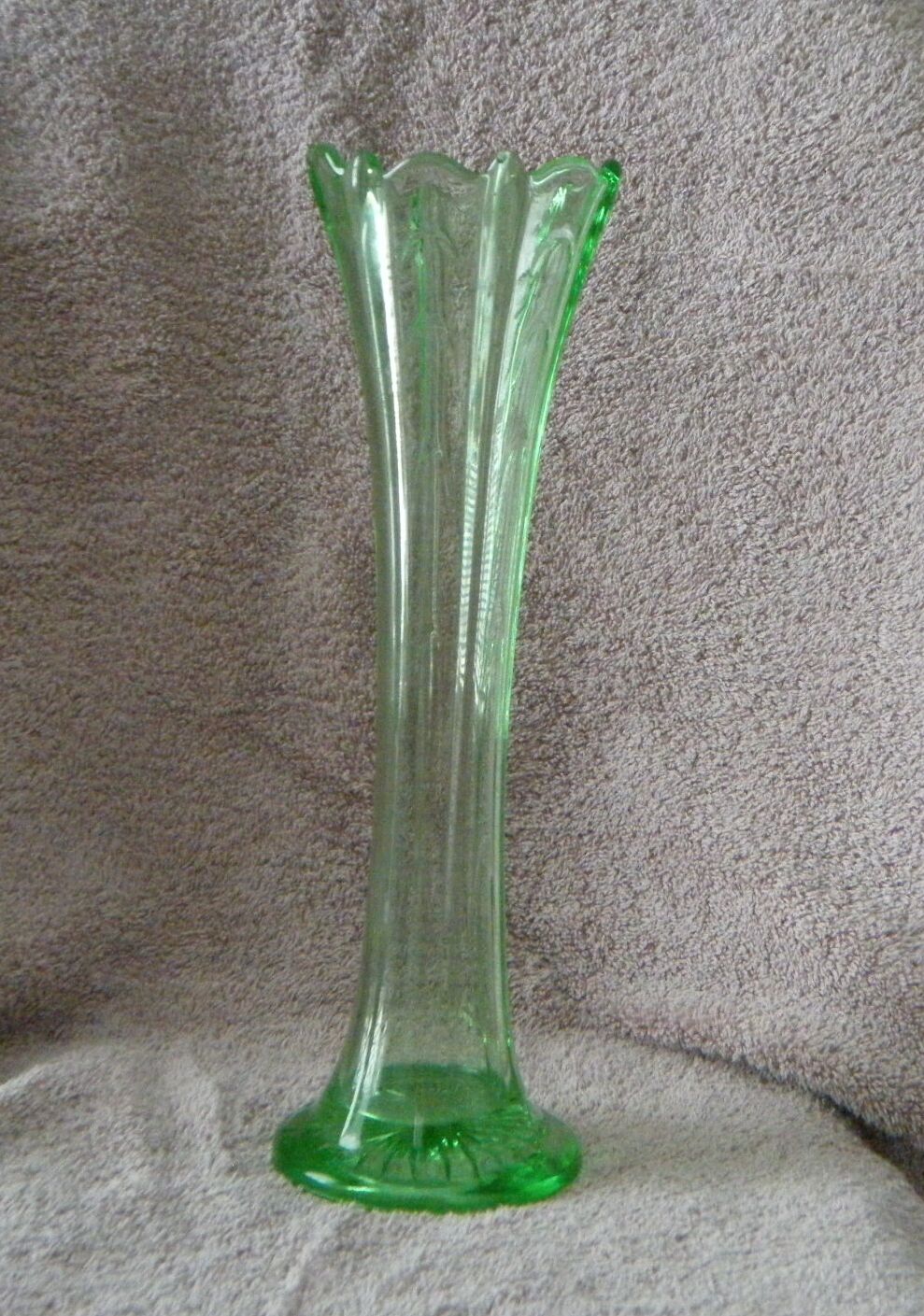 1900/10s Dugan-diamond Glass Pulled Loop Pattern 11-1/2in. Green Vase